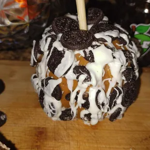 Look at this Oreo cookie drizzling and white chocolate on top of soft caramel, yummy yummy Apple head!