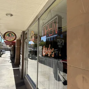 Just the front of the place. Nothing notable but busy with locals from the courthouse across the street.