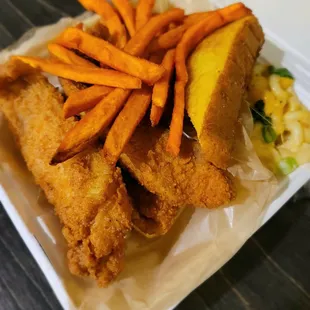 3 pieces of fried catfish, baked macaroni and cheese, crispy sweet potato fries, and buttered toast.