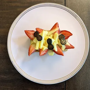 Shortbread crust filled with custard and topped with mixed fruit: strawberries, pineapples, and blueberries. Excellent, as always.