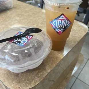 Açaí bowl &amp; Mango Sunrise energy drink