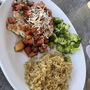 Chicken bruschetta with quinoa and broccoli