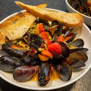 a plate of mussels and bread