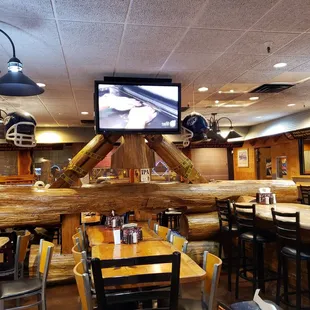 Nice for a family gathering or even a date. Multiple TV and the bathroom was clean.