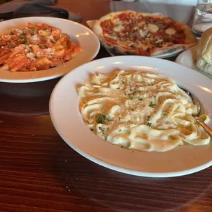 Fettuccine Alfredo, meat lovers pizza, penne C- Pasta Con Sausage