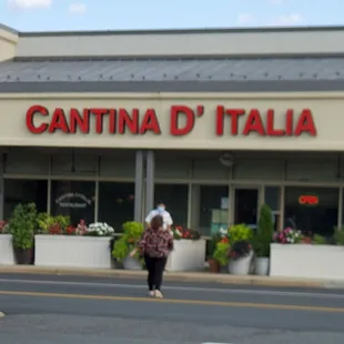 Restaurant front in Fair Lakes shopping plaza
