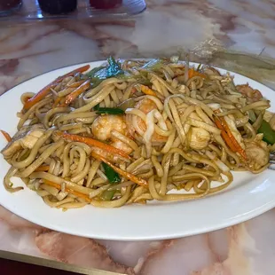 N8. Lo Mein Combination