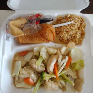 Garlic Chicken Lunch Special with white sauce