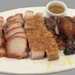Cantoo Triple Set
 (quarter B.B.Q pork ,lechón, roasted duck)