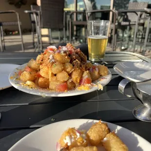 Tatie Loaded Tots, knee knocker beer