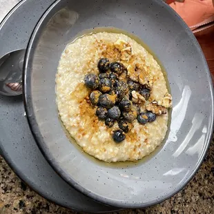 Oatmeal with blueberries