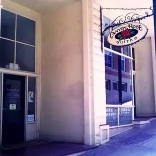 Lobby entrance on Shearer Ave