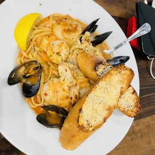 Fisherman&apos;s pasta w ciabatta