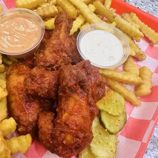 5 hot Wings with fries