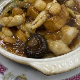 73. Seafood with Tofu in Clay Pot