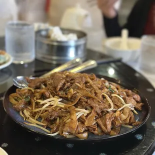 Fried rice noodle with beef