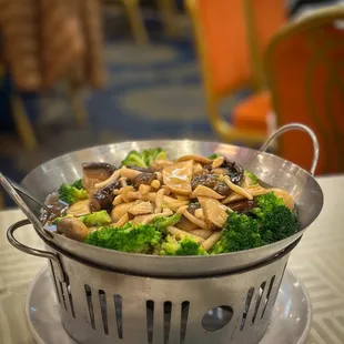 Tofu with mushrooms and broccoli