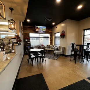 The other side of entrance/front of pizza shop