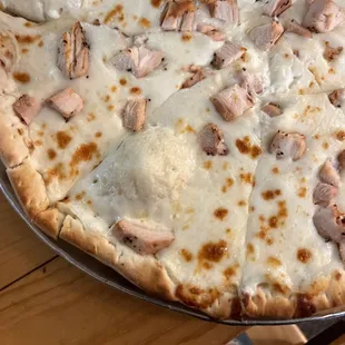 Grilled chicken pizza with white sauce