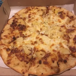 Small white pizza with bacon and pineapple