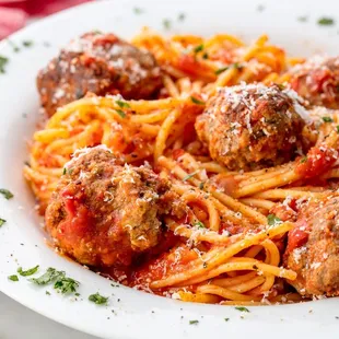 a plate of spaghetti and meatballs