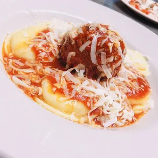 Ravioles w/meatball