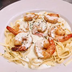 Fettuccine Alfredo w/shrimps