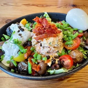 Hot smoked salmon Niçoise salad