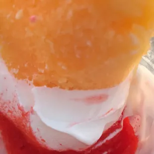 Mango, vanilla ice cream and gummy fish gelati