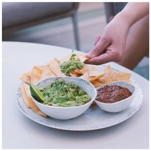 guacamole and chips
