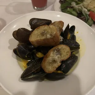 a plate of mussels and bread