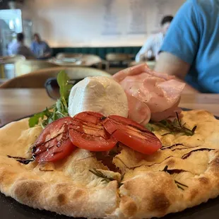 Burrata e&apos;mortadella focaccia