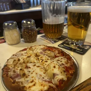 7" Hawaiian and a small pitcher of Lagunitas