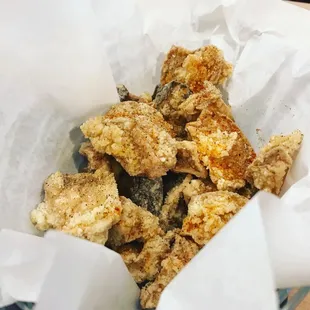 a basket of fried chicken wings