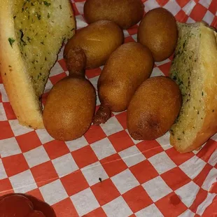 Corn dog kids meal with garlic toast.