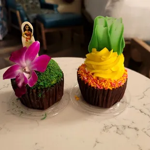 Moana cupcake and pineapple cupcake..i like the pineapple the best