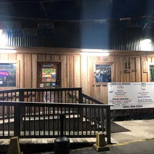 the outside of the restaurant