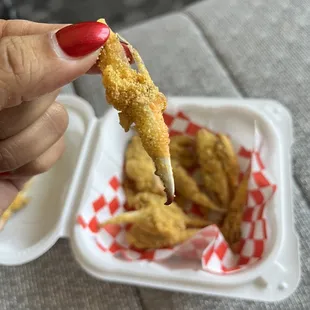 Hardly any meat on these crab claws. Most of them are just fried batter.