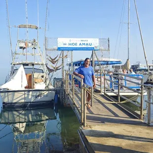 The captain and her beautiful boat. Super clean and tranquil waters all the way to the Kanoebay sandbar and back!