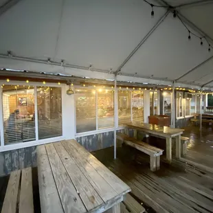 ows the outside of a restaurant