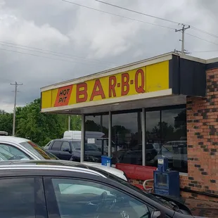 ows the outside of the restaurant