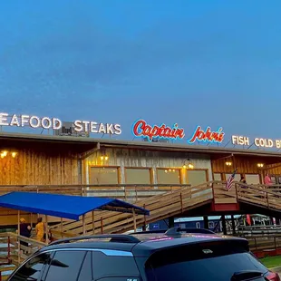 the outside of the restaurant