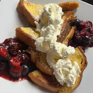 French toast and berries