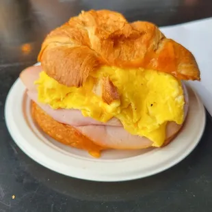 Croissant sandwich (with ham)