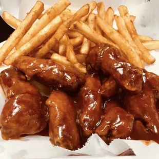 Buffalo wings with fries