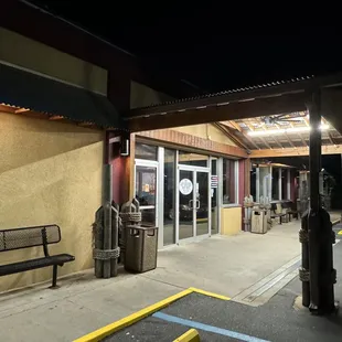 the outside of a restaurant at night