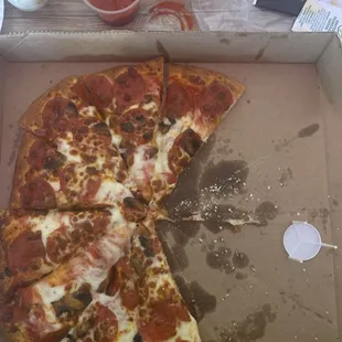 Bomb ass crust! This pizza Hit!