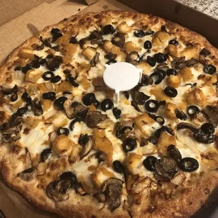 Garlic chicken pizza with olives instead of bell peppers