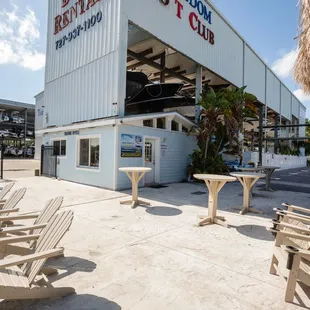 the outside of the restaurant