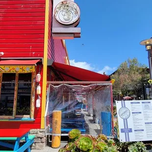 the outside of a restaurant